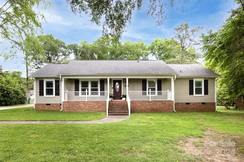 6616 Carmel Hills Dr, Charlotte, NC 28226