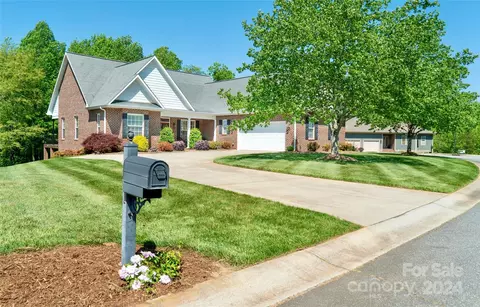 121 Beechmont Dr, Morganton, NC 28655