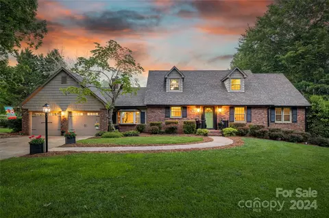 300 Castlegate Dr, Morganton, NC 28655