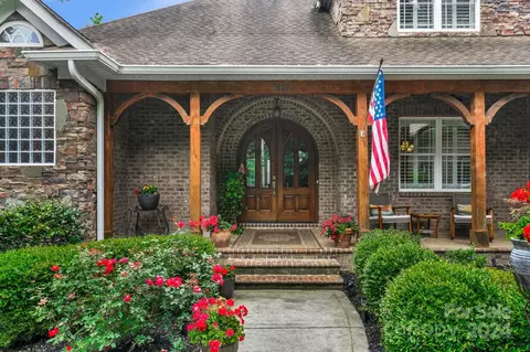 362 Squirrel Ln, Lake Wylie, SC 29710