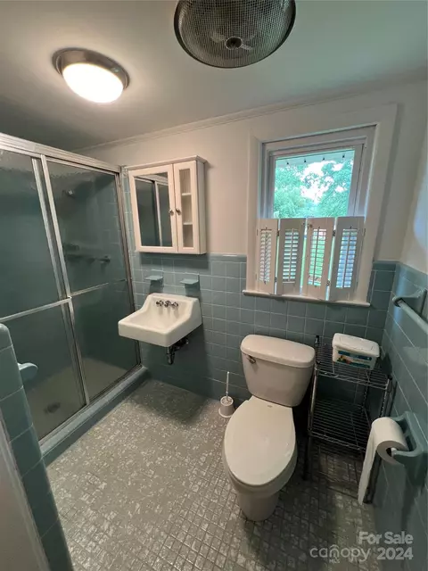 Bath - 1007 3rd Se St SE, Conover, NC 28613 photo 4 of 4