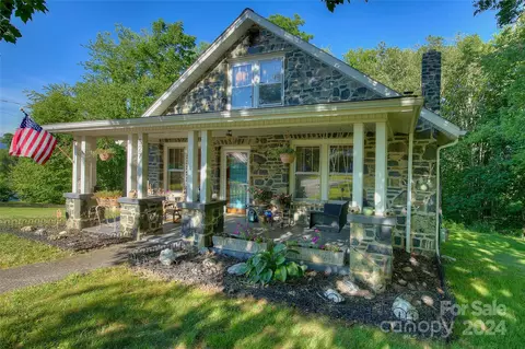 327 Hoot Owl Rd, Spruce Pine, NC 28777