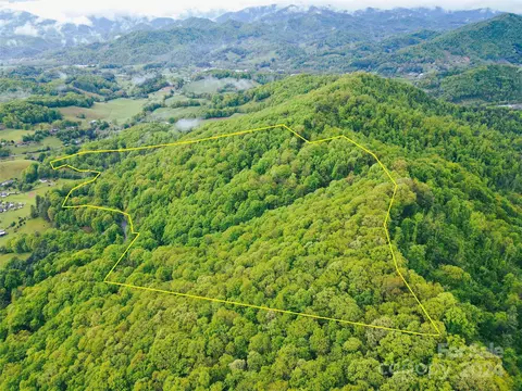 000 Mountain Air Dr, Burnsville, NC 28714