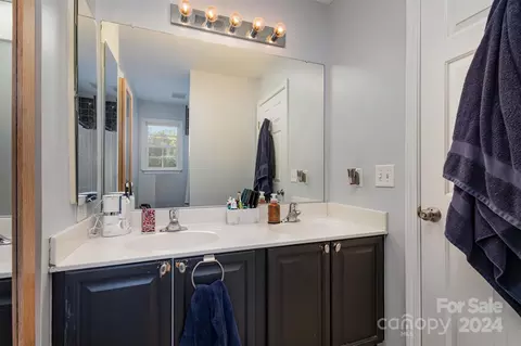 Bath - 9559 Glenashley Dr, Cornelius, NC 28031 photo 2 of 4