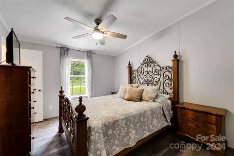 Bedroom - 324 E Cope Creek Rd, Sylva, NC 28779 photo 3 of 5