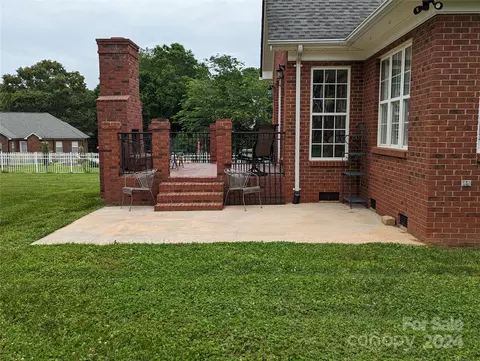 Exterior - 5916 Meadowmere Dr, Monroe, NC 28110 photo 2 of 4