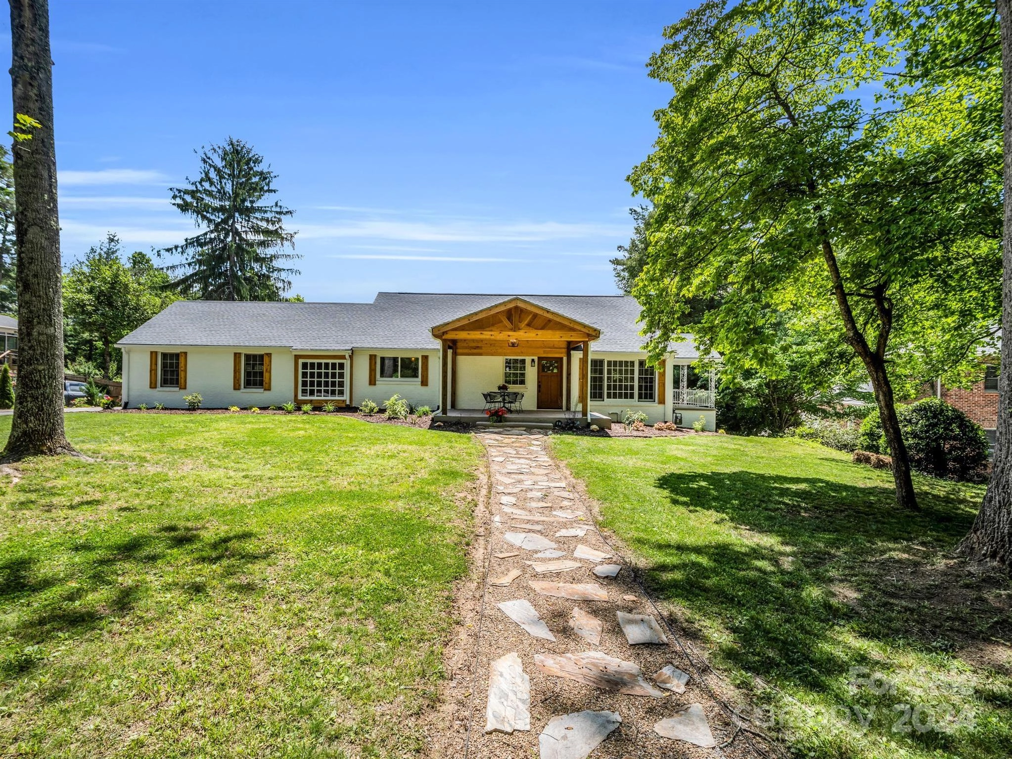 28 Ridgefield W Pl W  