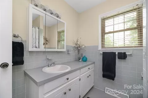 Bath - 583 Crestside Se Dr SE, Concord, NC 28025 photo 3 of 3