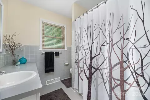 Bath - 583 Crestside Se Dr SE, Concord, NC 28025 photo 2 of 3