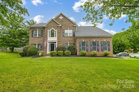 143 Harbor Cove Ln, Mooresville, NC 28117