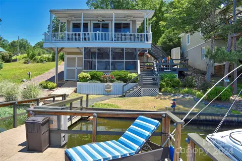 150 Shoreline Rd, Badin Lake, NC 28127