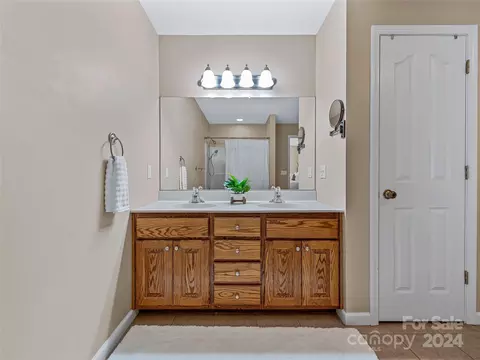 Bath - 633 Johnson Dr, Canton, NC 28716 photo 3 of 3