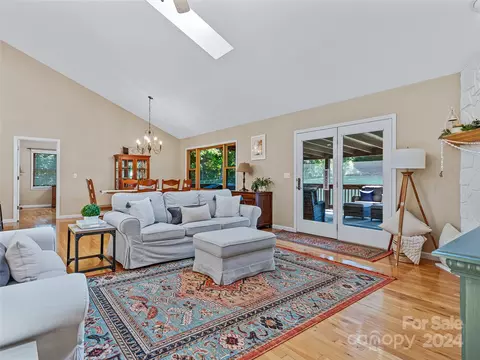 Living - 633 Johnson Dr, Canton, NC 28716 photo 3 of 6