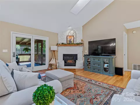 Living - 633 Johnson Dr, Canton, NC 28716 photo 2 of 6