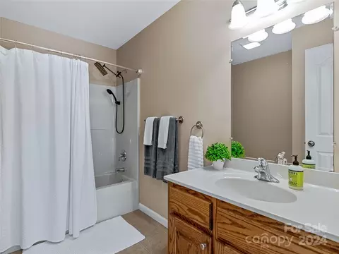 Bath - 633 Johnson Dr, Canton, NC 28716 photo 2 of 3