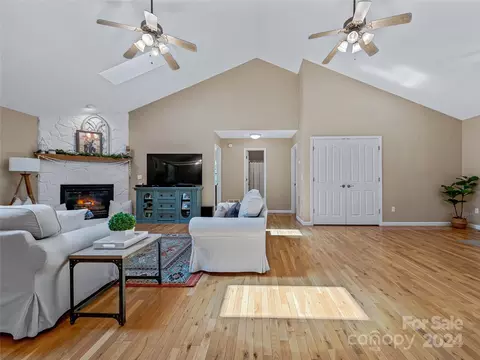 Living - 633 Johnson Dr, Canton, NC 28716 photo 6 of 6