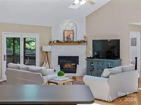 Living - 633 Johnson Dr, Canton, NC 28716 photo 5 of 6