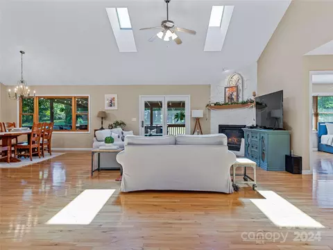 Living - 633 Johnson Dr, Canton, NC 28716 photo 1 of 6
