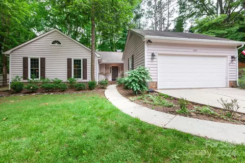 9725 Cloverwood Ct, Charlotte, NC 28270