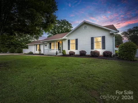 137 Coventry Ln, Forest City, NC 28043