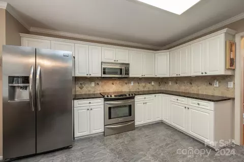 Kitchen - 3351 Overbrook Dr, Conover, NC 28613 photo 2 of 4