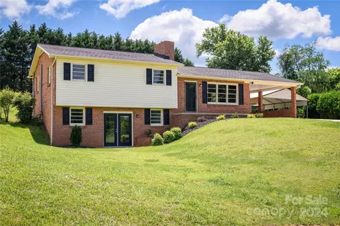 2560 Sweetbriar Cir, Lenoir, NC 28645