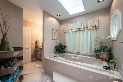 Bath - 5354 Pittstown Rd, Hickory, NC 28602 photo 2 of 2