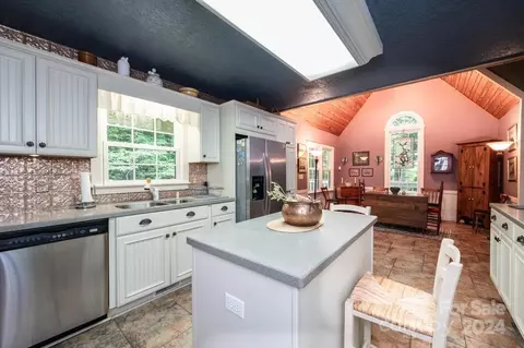 Kitchen - 5354 Pittstown Rd, Hickory, NC 28602 photo 4 of 5