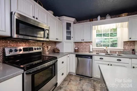 Kitchen - 5354 Pittstown Rd, Hickory, NC 28602 photo 5 of 5