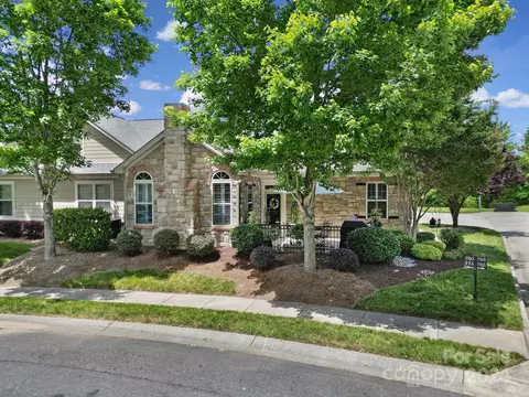 774 Ledgestone Ct, Tega Cay, SC 29708