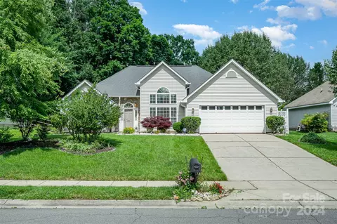 6421 Goldenblush Cir, Charlotte, NC 28269