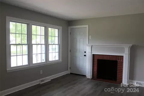 Living - 404 Laurel Ct, Lancaster, SC 29720 photo 2 of 4