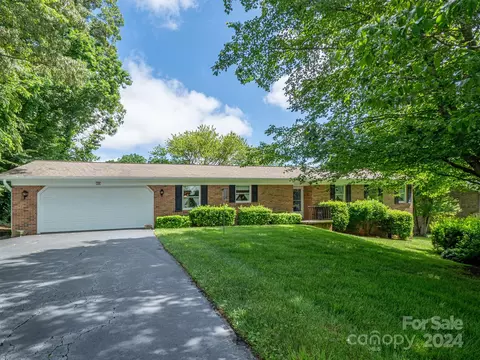 120 Chippendale Dr, Mills River, NC 28759