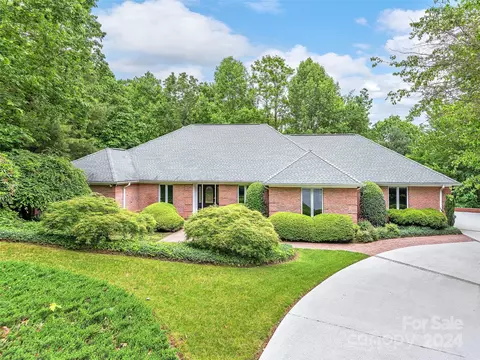 115 Woodglen Ct, Flat Rock, NC 28731