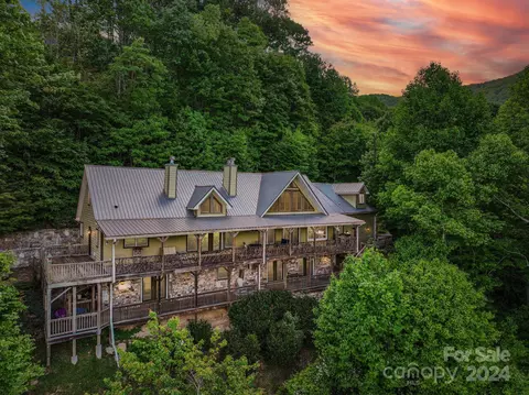 319 Crystal Tree Dr, Waynesville, NC 28785