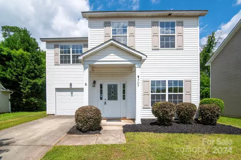 704 Raindrops Rd, Gastonia, NC 28054