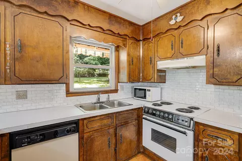 209 Cobblestone Dr, Marion, NC 28752 photo 5
