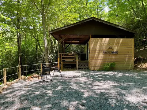 46 Bear Wallow Dr, Spruce Pine, NC 28777