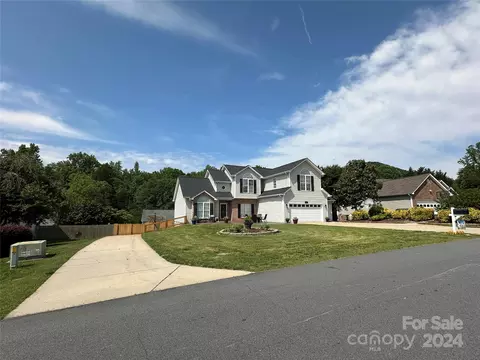 1833 Twin Ponds Dr, Hickory, NC 28602