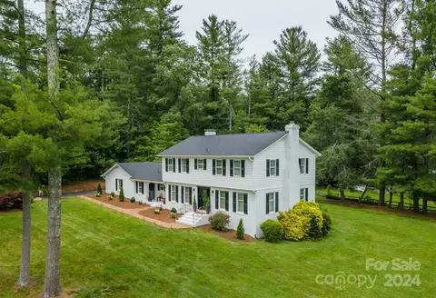 207 Newport Rd, Hendersonville, NC 28739