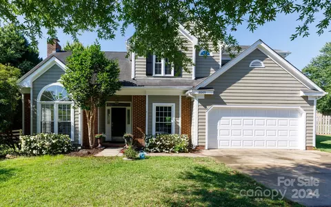 8509 Netherfield Ct, Charlotte, NC 28277