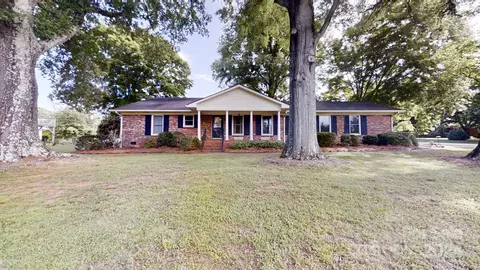 1713 Country Club Rd, Lincolnton, NC 28092