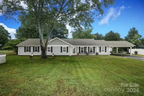 2537 Ivey Wood Ln, Matthews, NC 28105