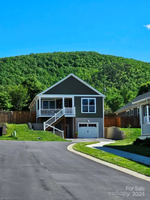 1116 Blueview Dr, Black Mountain, NC 28711