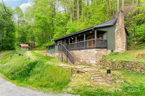 360 Blackberry Inn Rd, Weaverville, NC 28787