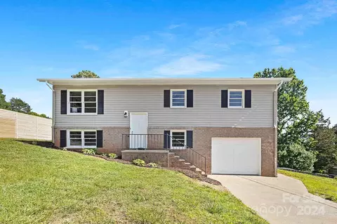 4405 Landing Ct, Hickory, NC 28602