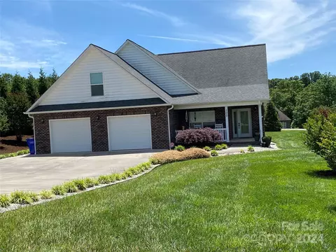 100 Rivercliff Dr, Hudson, NC 28638