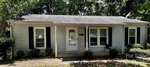 6013 Acadian Woods Dr, Charlotte, NC 28227