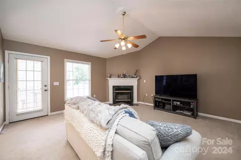 Living - 3811 River Rd, Hickory, NC 28602 photo 2 of 4