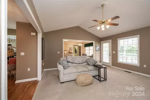 Living - 3811 River Rd, Hickory, NC 28602 photo 3 of 4